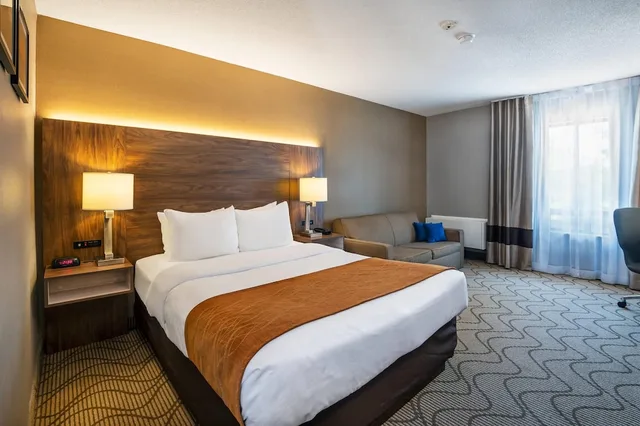 غرفة قياسية بسرير كوين مع أريكة، Comfort Inn North Bay 1/7