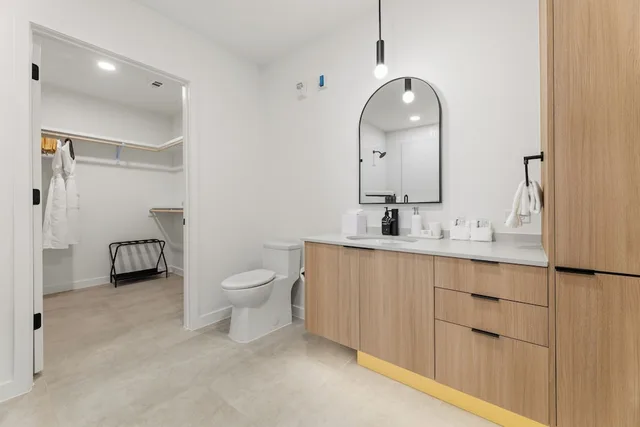 جناح سوبيريور بسرير كينج بشرفة بغرفة نوم واحدة مع أريكة، The Code Hotel 5/10