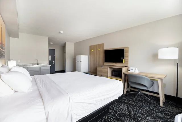 غرفة ديلوكس بسرير كينج، Days Inn & Suites by Wyndham Muskegon 2/2