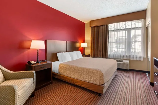 1 Bedroom, Apartment, Double Bed, Sofa, Jetted Tub, Kitchenette, Best Western Plus Dutch Haus Inn And Suites 3/6