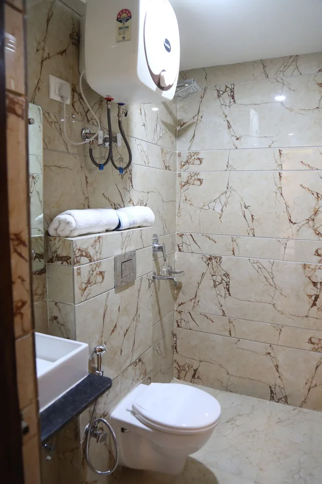 غرفة ديلوكس ثلاثية بسرير كينج وسرير فردي، Hotel Glow Inn 5/6