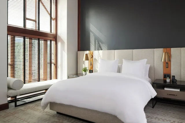 جناح تنفيذي بسرير كينج مع أريكة، Four Seasons Resort Whistler 2/4
