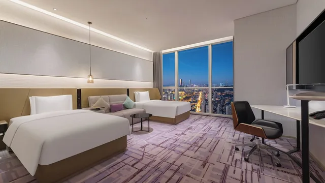 غرفة قياسية بسريرين منفصلين بإطلالة على البحر مع دخول صالة النادي، Crowne Plaza Dalian Xinghai 7/10