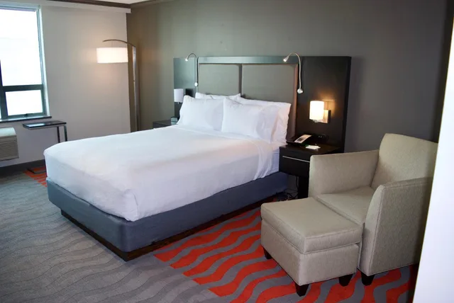 غرفة قياسية بسرير كينج وسرير كوين، Holiday Inn Vancouver Airport Richmond 2/4
