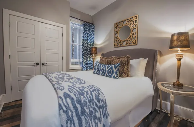 جناح فاخر بسرير كوين، The Windsor Boutique Hotel 1/2