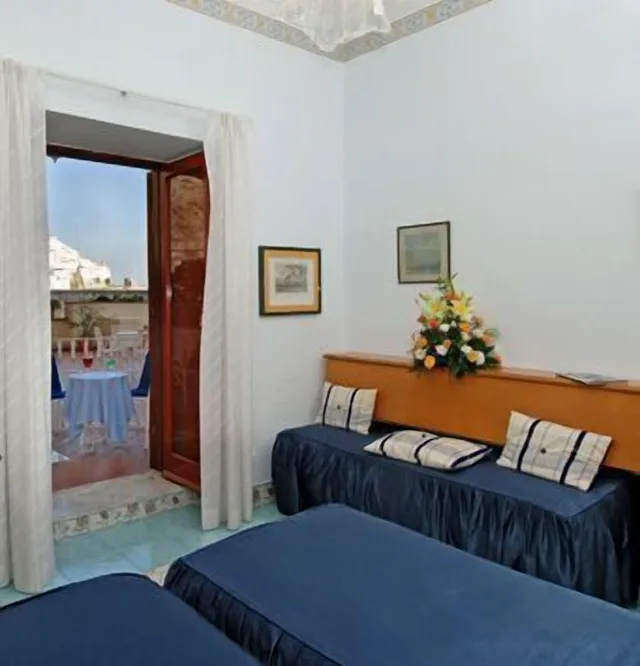 غرفة بسرير مزدوج أو سريرين منفصلين بإطلالة جزئية على البحر، Hotel La Bussola 5/10