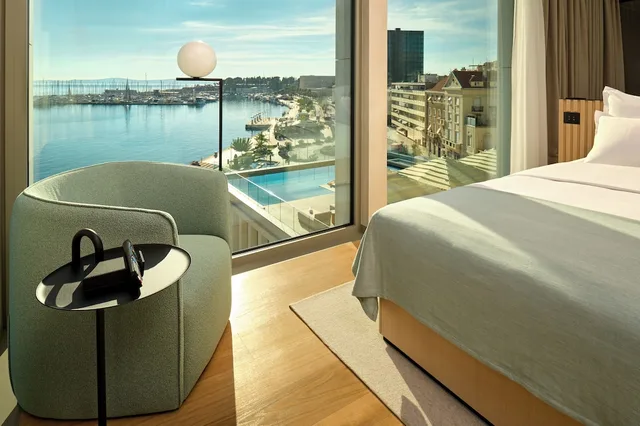 Premium, King Bed, Sea View, Corner, Ambasador 3/3