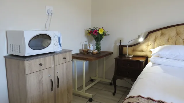 غرفة بسرير كوين، Karoo-Koppie Guesthouse 3/3