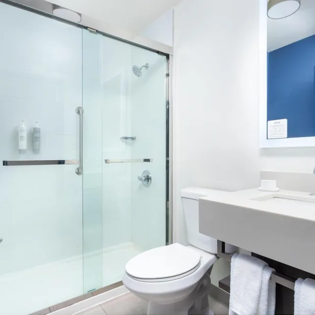 غرفة بسرير كينج مع أريكة، Sleep Inn & Suites Clarion, PA Near I-80 2/4