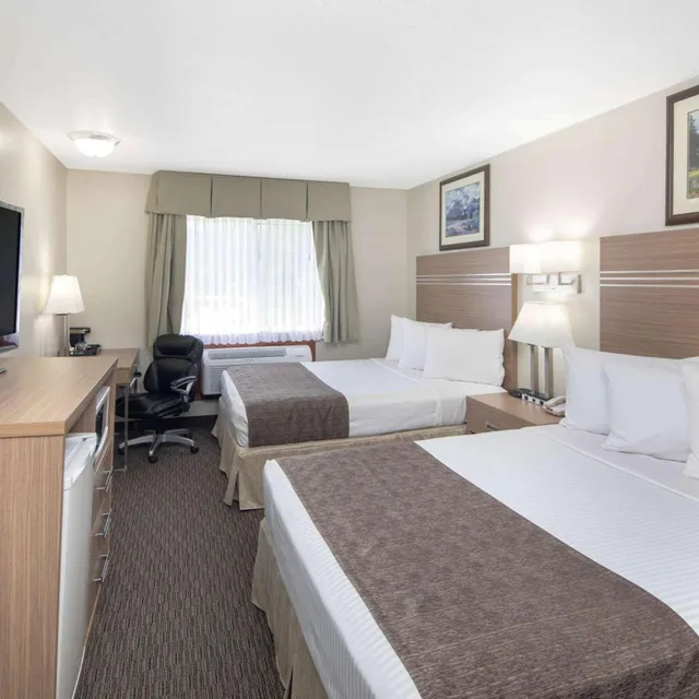 غرفة بسرير كينج وسرير كوين في الطابق الأرضي، Travelodge by Wyndham Golden Sportsman Lodge 10/15