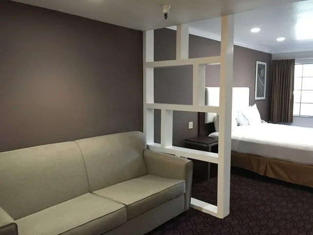 Feature, King Bed, Sofa، Hotel Pacific Manhattan Beach (ex. Crimson Hotel) 4/6