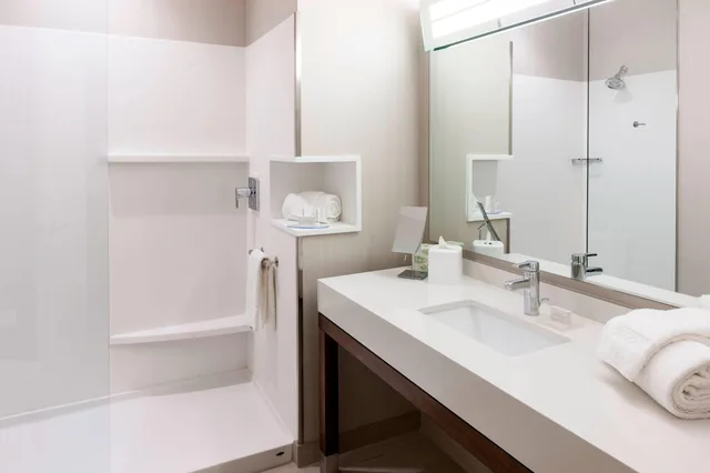 غرفة بسرير كينج مع أريكة، Courtyard by Marriott Houston North/Shenandoah 2/3
