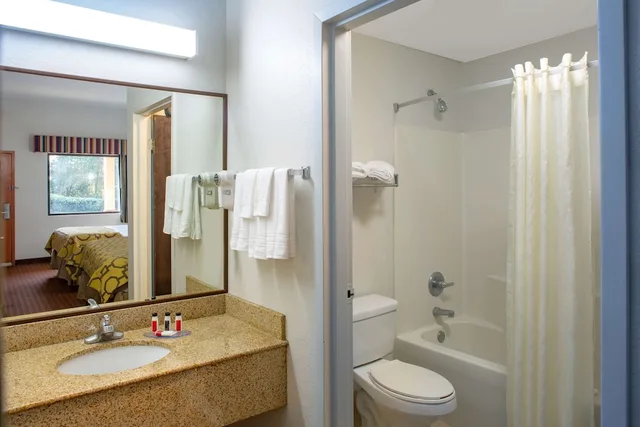 جناح استوديو بسرير كينج بحوض جاكوزي، Baymont by Wyndham Midway/Tallahassee 3/3
