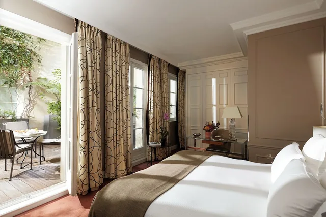 غرفة بريميوم بسرير كوين بشرفة، Le Burgundy Paris 2/3