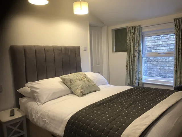 Room, Double Bed, Newton House 4/6