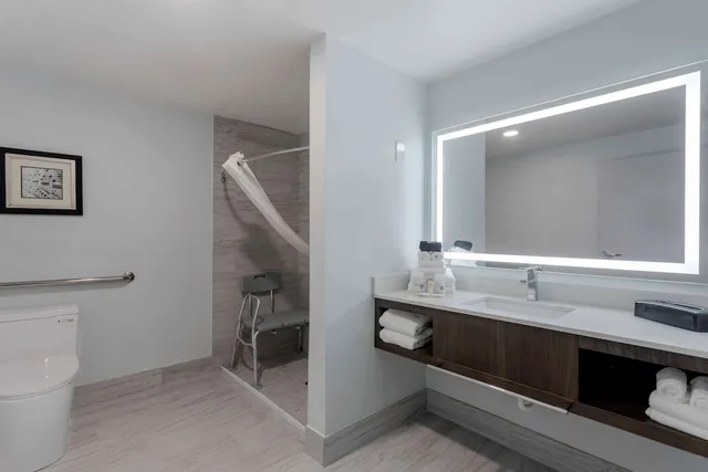 جناح بسريرين كوين مع أريكة لذوي الإعاقة، Comfort Suites Mount Juliet 3/5