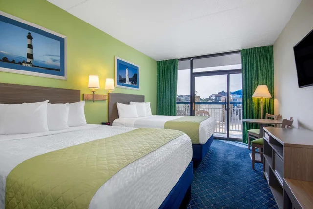 غرفة قياسية بسريرين مزدوجين بإطلالة على المسبح، Travelodge by Wyndham Outer Banks/Kill Devil Hills 1/6