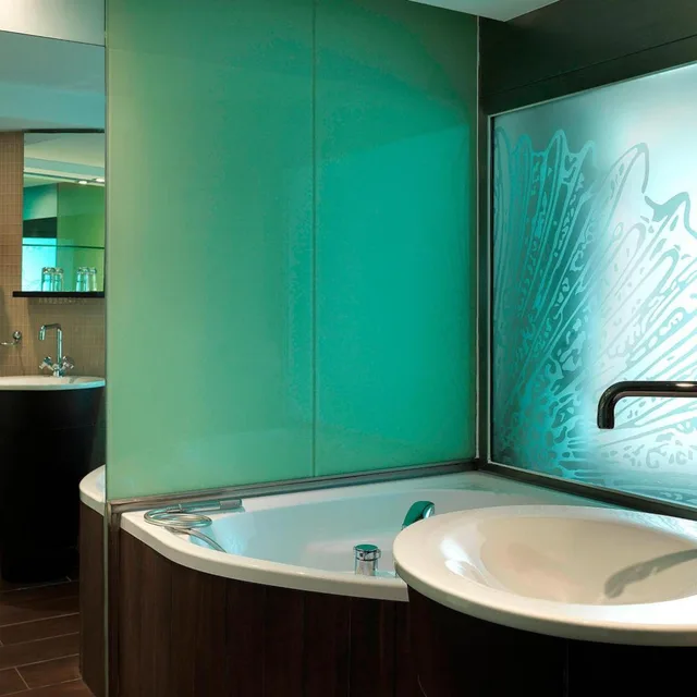 Design, Guest Room, King Bed, Sea View, Crystal Tower، Le Meridien Beach Plaza 6/10