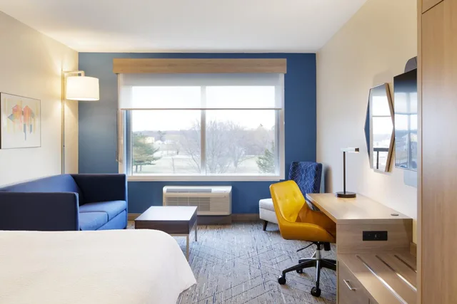 جناح بسرير كينج بغرفة نوم واحدة مع أريكة، Comfort Inn & Suites Morehead 5/7