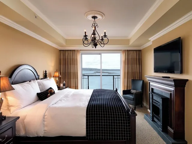 1 Bedroom, Ocean, Suite, King Bed, Resident View, Sofa، Oak Bay Beach Hotel 2/4