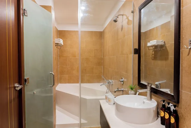 غرفة بريميير بسرير كينج وسرير كوين بشرفة بحوض استحمام، Ka Villa Hoi An 4/4