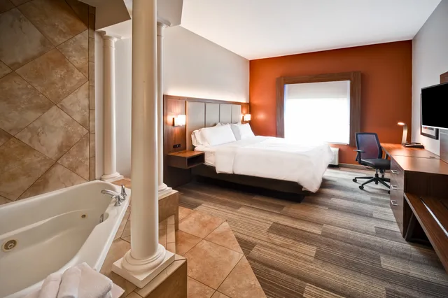 جناح بسرير كينج بحوض جاكوزي، Holiday Inn Express Suites Schererville 2/2