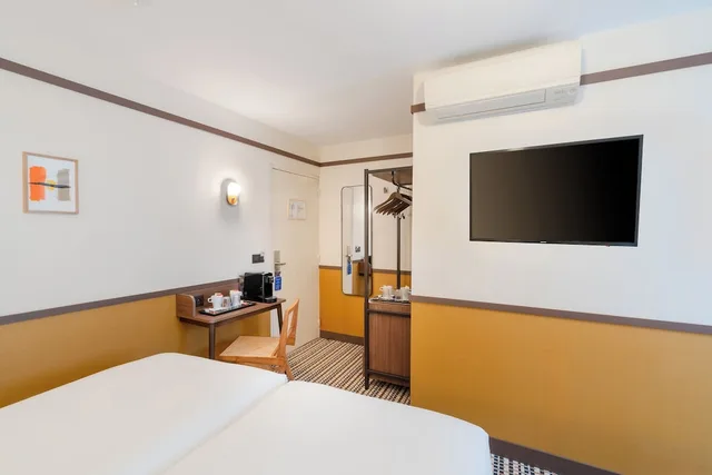 Family, Queen Bed, Sofa, Bathtub, Au Grand Saint Jean 4/10