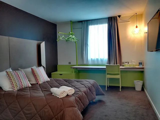Standard, 3 Beds, Hotel Restaurant Campanile Roissy Le Mesnil-Amelot 4/10