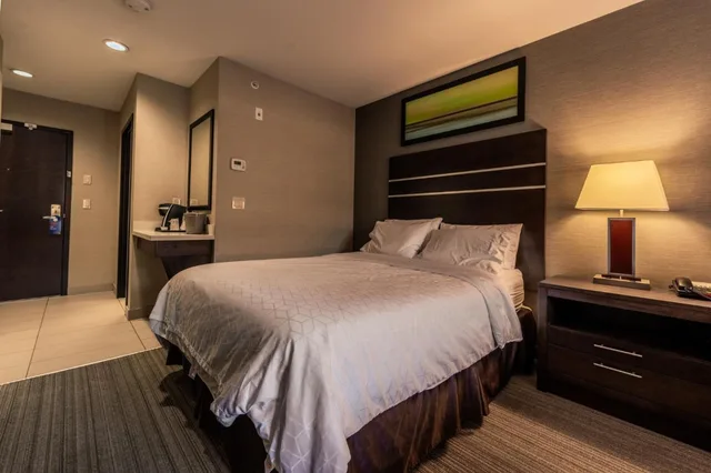 غرفة قياسية بسرير كينج وسريرين كوين، HOLIDAY INN EXPRESS GOLDEN KICKING HORSE 4/6