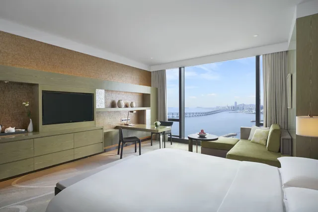 غرفة كلوب بسرير كينج بإطلالة على البحر، Grand Hyatt Dalian 1/2
