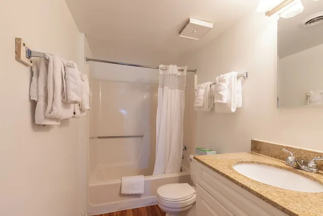 2 Bedrooms, Condo, Premium, King and Queen Bed, Single Bed, Bay View, Sofa, Balcony، Bay Club Resort 6/9