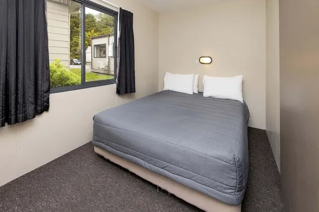 كابينة اقتصادية بسريرين مزدوجين وأسرّة بطابقين بغرفتي نوم، Fox Glacier Motel Holiday Park 1/5