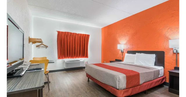 1 King Bed - Mobility Accessible Tub, Nsmk، Motel6 Bridgeview, IL 1/2