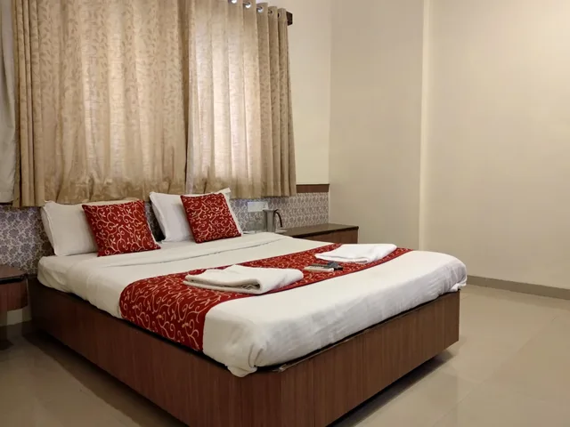 غرفة قياسية بسرير مزدوج، Hotel Sai Grand Castle Inn 2/3