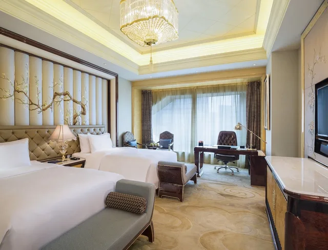 Grand, Deluxe, Twin Beds, Wanda Reign Wuhan 3/6
