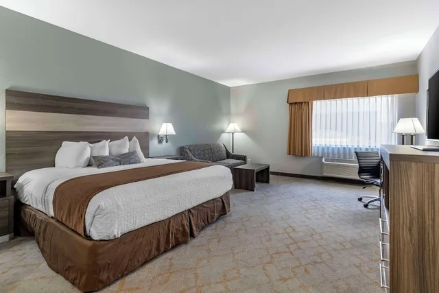 جناح بسرير كينج، Best Western Plus Victoria Inn & Suites 2/4