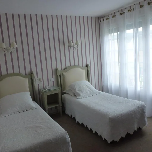 غرفة بسريرين منفصلين بشرفة، Hotel Le Quercy Souillac 3/8
