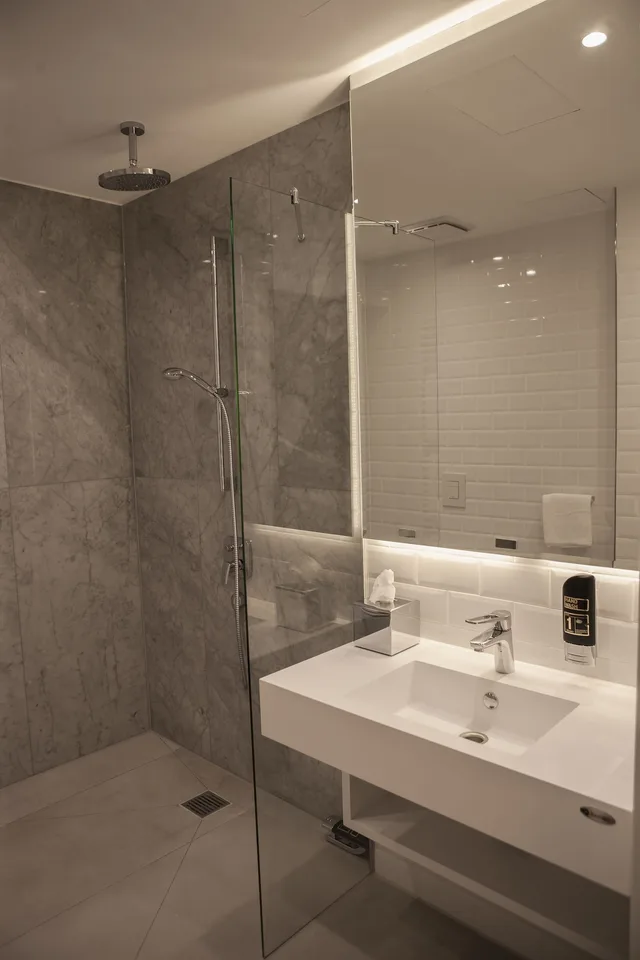 جناح بزنس بسرير مزدوج بغرفة نوم واحدة مع أريكة، H24 Hotel Berlin Lichtenberg 8/8