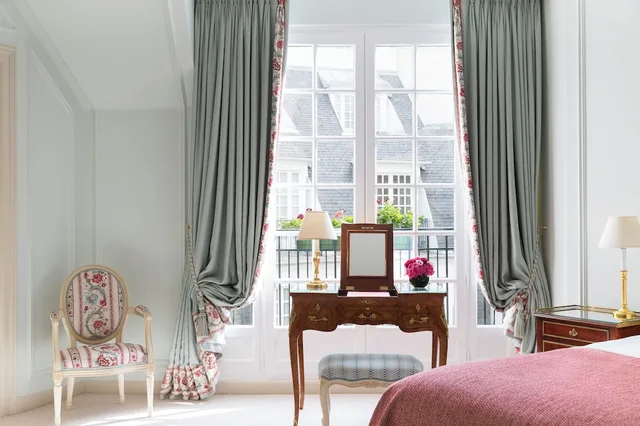 Deluxe, Suite, King Bed, Le Bristol Paris 7/10