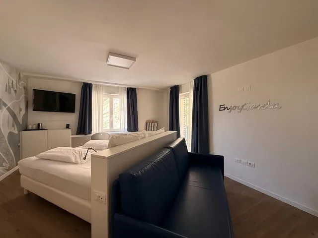 غرفة ديلوكس بسرير مزدوج بإطلالة على البحيرة بشرفة، Seele Garda Hotel 4/6