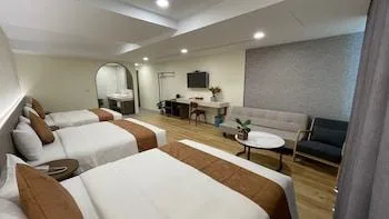 غرفة بثلاثة أسرّة بإطلالة على الجبل بشرفة، Ocean KT Inn 2/2