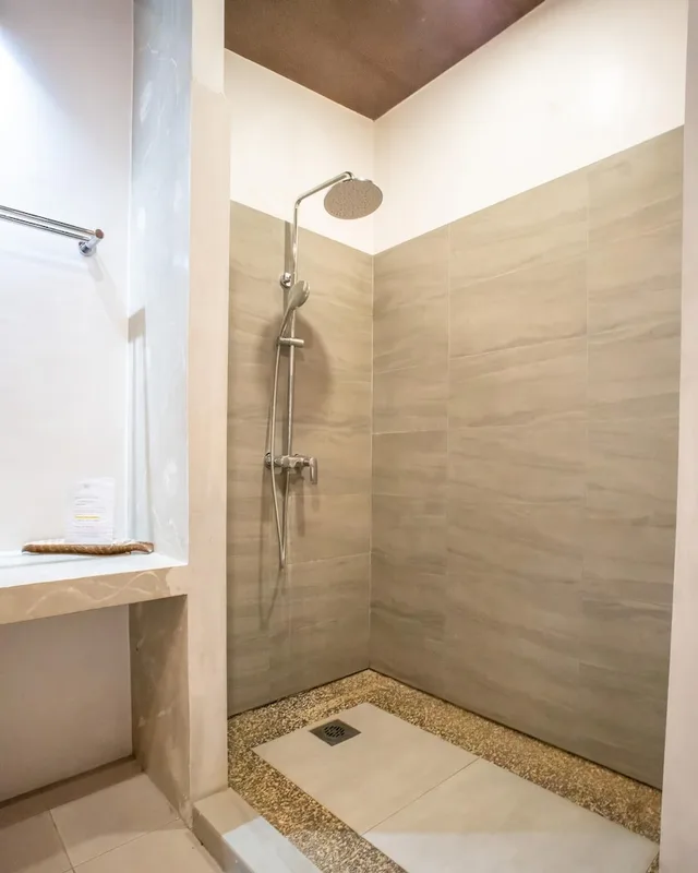 جناح تنفيذي بسرير كينج وسريرين منفصلين بإطلالة على المسبح بشرفة، Amihan Resort 5/5
