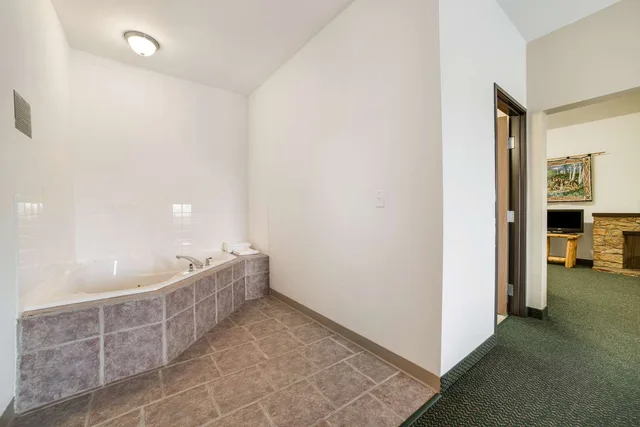 جناح بسرير كينج بحوض جاكوزي، Knights Inn New Florence 2/2