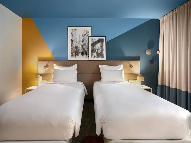 Connecting, King and Twin Beds, Radisson Hotel Bordeaux Saint Jean 4/7