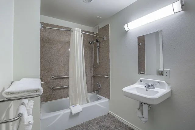 غرفة ديلوكس بسرير كوين لذوي الإعاقة، Motel6 Pasadena, TX 4/6