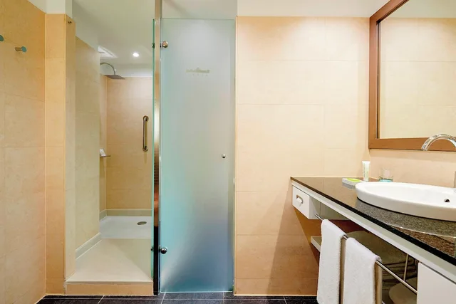 Grand, King Bed, Beach Front، Le Meridien Ra Beach Hotel And Spa 3/4