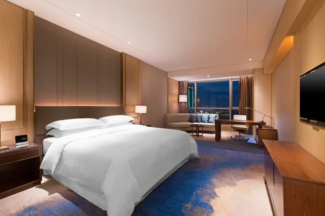 غرفة بسرير كينج بإطلالة جزئية على البحر، Sheraton Zhanjiang Hotel 1/3