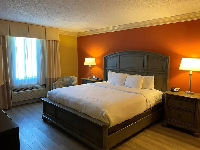 غرفة قياسية بسرير كينج، Clarion Hotel & Conference Center Toms River 4/10