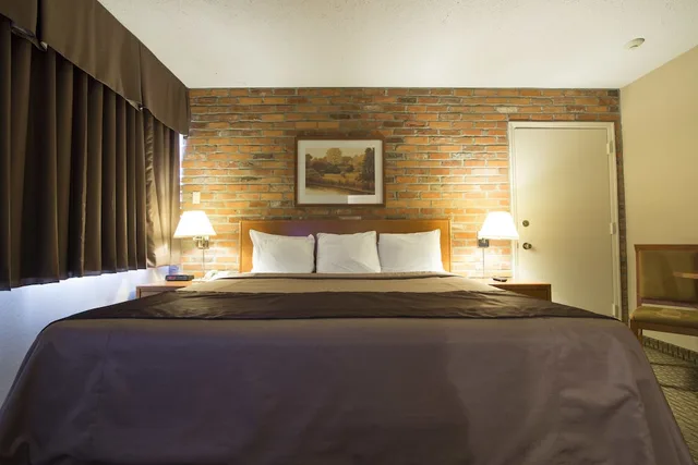 غرفة بزنس بسرير كينج، Travelodge by Wyndham Thunder Bay 7/9
