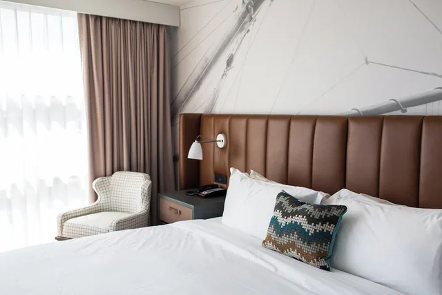 جناح ركني بسرير كينج بإطلالة على النهر بشرفة، HOTEL INDIGO OLD TOWN ALEXANDRIA 3/6